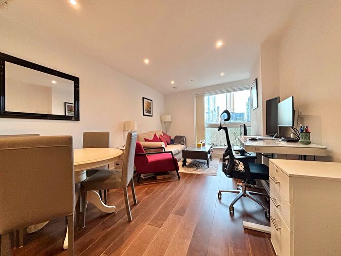 1 Bedroom Flat To Rent In Lincoln Plaza, London, E14