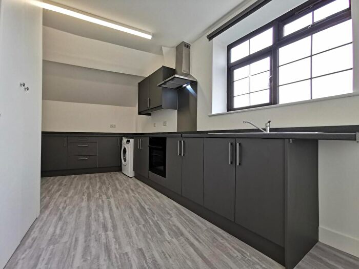4 Bedroom Apartment To Rent In Villiers Road, Willesden, NW2