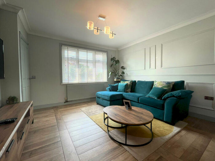 3 Bedroom Semi-Detached House To Rent In Enfield, Leeds, West Yorkshire, LS19