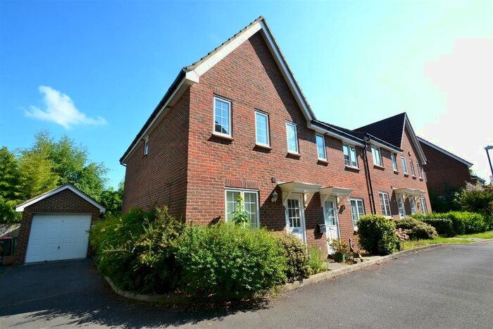 3 Bedroom End Of Terrace House To Rent In Oakhill Chase, Crawley, RH10
