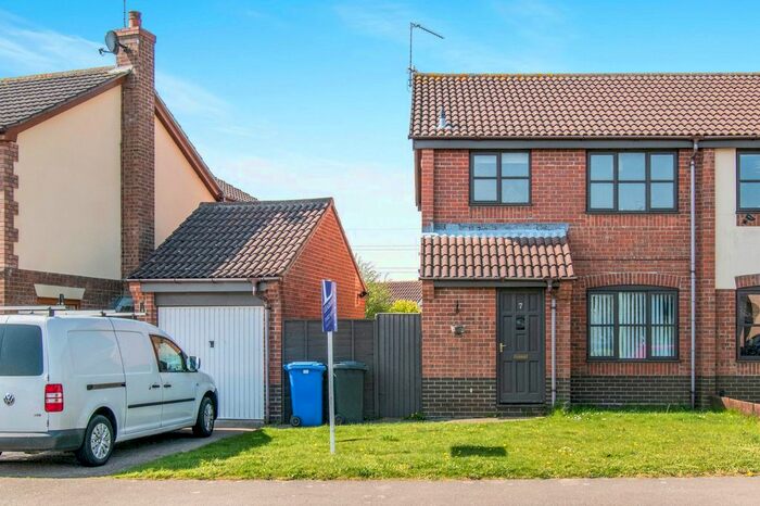 3 Bedroom Semi-Detached House To Rent In Houghton Drive, Oulton Broad, Lowestoft, NR32