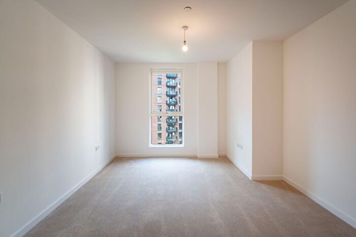 2 Bedroom Flat To Rent In Farine Avenue, Hayes, UB3
