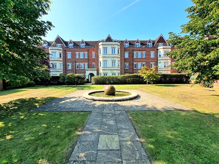 2 Bedroom Apartment To Rent In The Cloisters, GU1