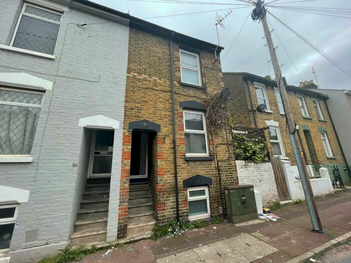 4 Bedroom House To Rent In Thorold Road, Chatham, ME5