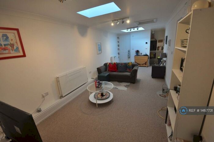 1 Bedroom Flat To Rent In High Street, Alton, GU34