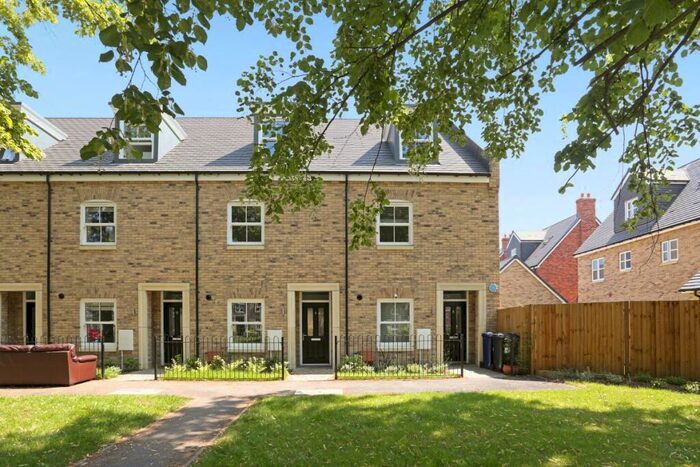 3 Bedroom Terraced House To Rent In Lovegrove Way London, N20