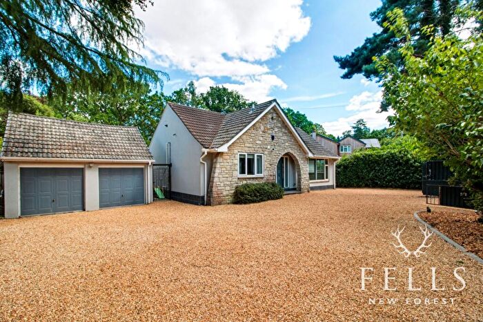 3 Bedroom Detached Bungalow For Sale In Hurn Lane, Ringwood, BH24