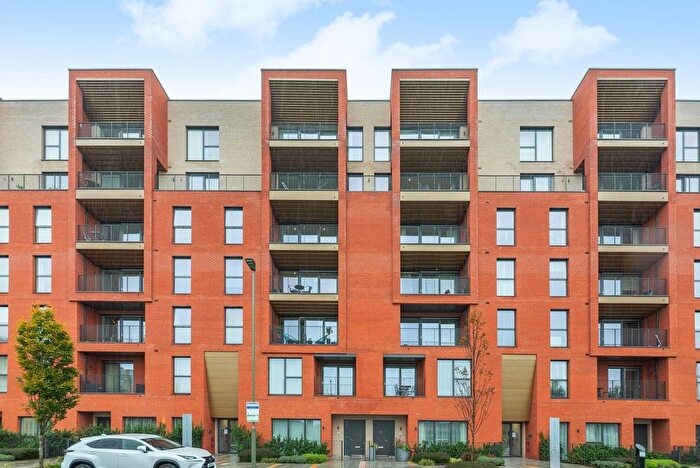 2 Bedroom Flat To Rent In Lismore Boulevard, Barnet, London, NW9