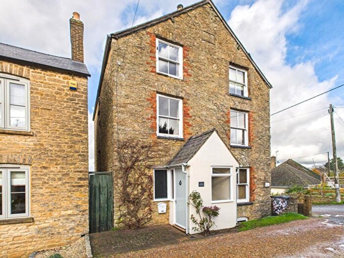 3 Bedroom Character Property For Sale In Alexandra Square, Chipping Norton, OX7