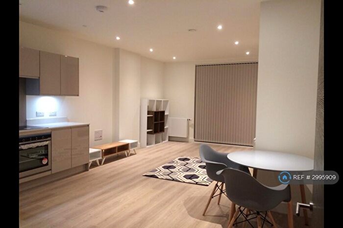 2 Bedroom Flat To Rent In Glass Blowers House, London, E14