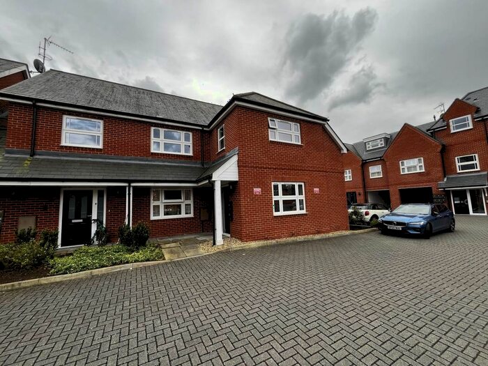 2 Bedroom Flat To Rent In High Street, Crowthorne, RG45