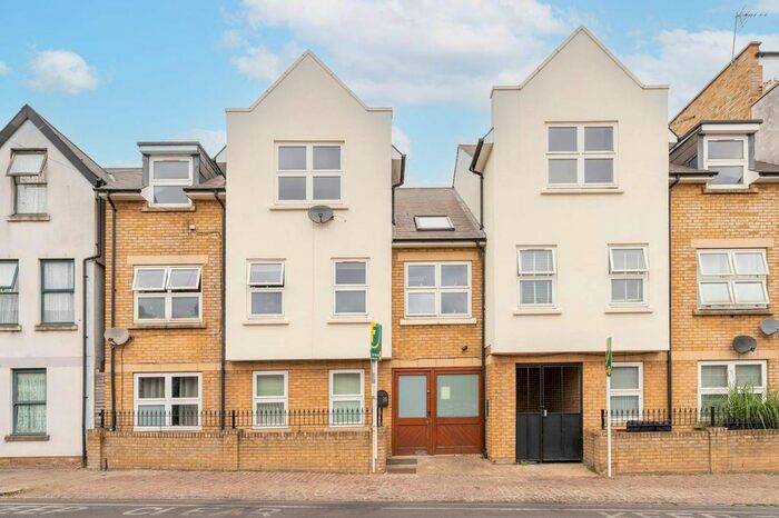 3 Bedroom Flat To Rent In Charlmont Road, Tooting, London, SW17