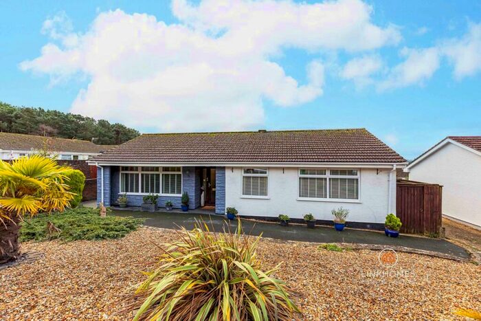 3 Bedroom Bungalow For Sale In Hillside Drive, Christchurch, BH23