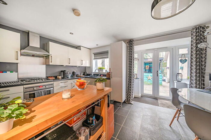4 Bedroom Link Detached House For Sale In Avington Way, Sherfield-on-Loddon, RG27