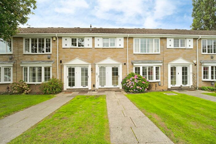 2 Bedroom Flat For Sale In Stonegate Road, Leeds, LS17