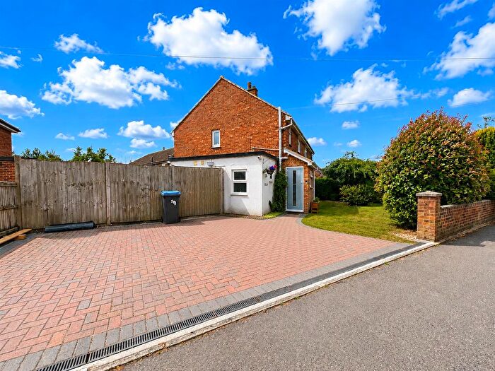 3 Bedroom Semi-Detached House For Sale In Molland Lea, Ash, Canterbury, CT3