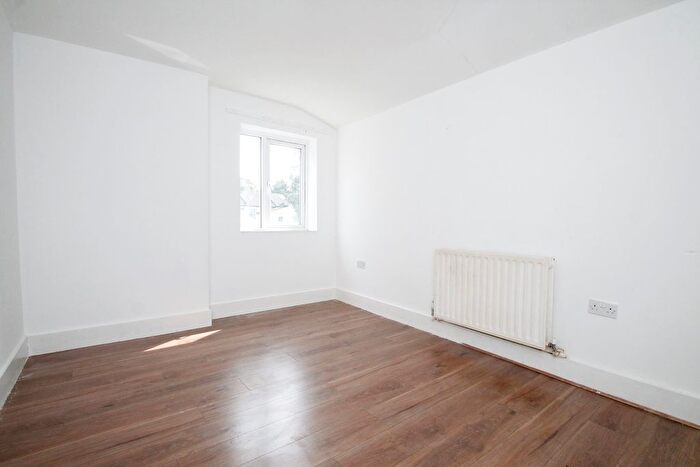 2 Bedroom Flat To Rent In Holmesdale Road, London, SE25