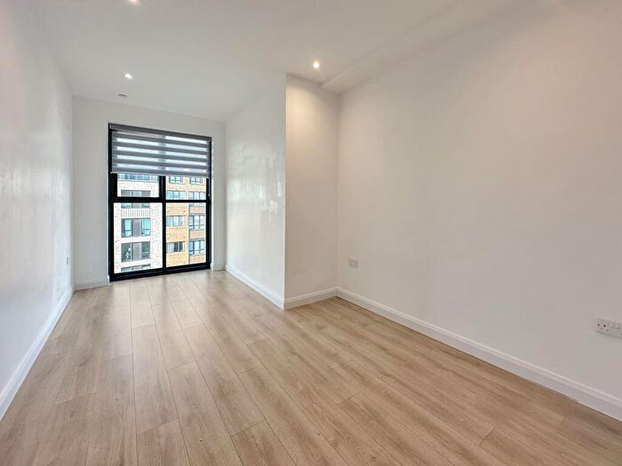 2 Bedroom Apartment To Rent In Bath Road, Slough, Berkshire, SL1