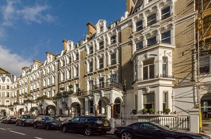 2 Bedroom Flat To Rent In Redcliffe Square, Chelsea, London, SW10