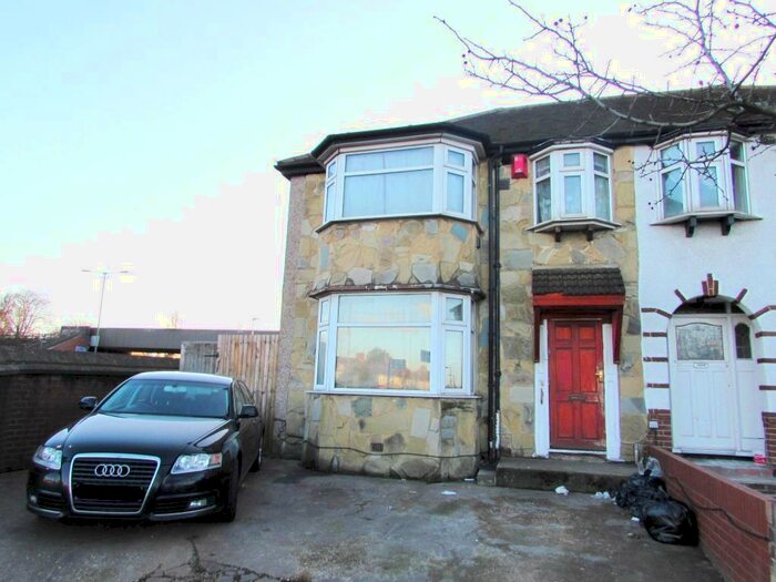 Studio To Rent In Park Avenue, Park Royal, London, NW10