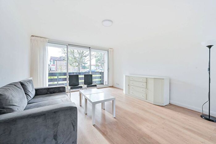 3 Bedroom Flat To Rent In Hanger Vale Lane, North Ealing, London, W5