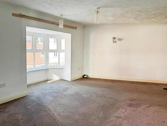 2 Bedroom Flat For Sale In Riverside Place, Fordingbridge, SP6