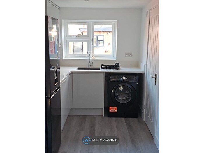 Studio To Rent In Anstee Road, Luton, LU4