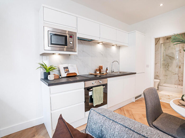 Apartment To Rent In Apt, Churchill House Residence #, LS1