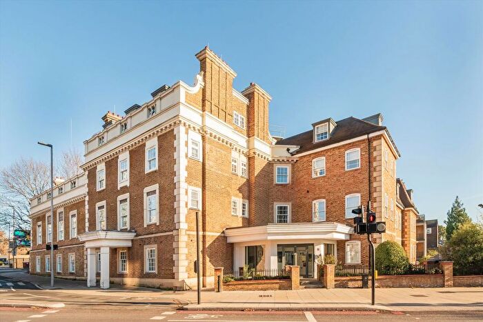 3 Bedroom Flat For Sale In Kew Bridge Road, Chiswick, TW8