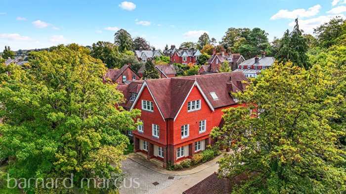 2 Bedroom Flat For Sale In White Post Hill, Redhill, RH1