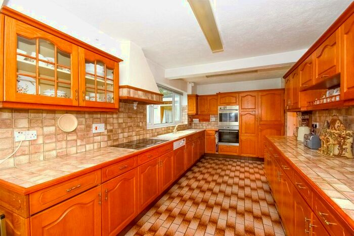 4 Bedroom Detached House For Sale In Yalding Hill, Yalding, Maidstone, Kent, ME18