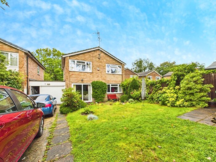 4 Bedroom Link Detached House For Sale In Stirling Way, Horsham, RH13