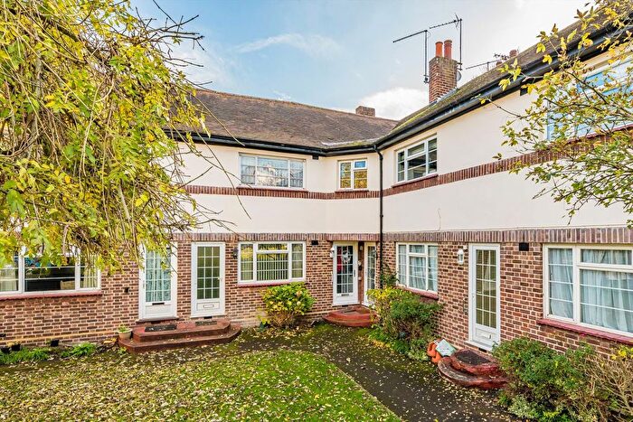 3 Bedroom Flat For Sale In Hampton Road, Twickenham, TW2