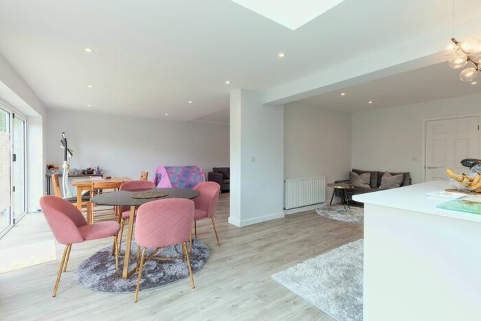 4 Bedroom Flat To Rent In Lakeside, Oxford, OX2