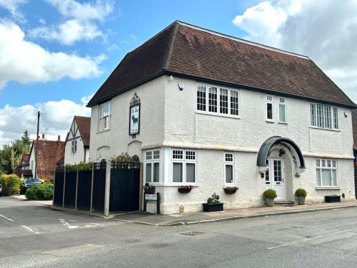 3 Bedroom Semi Detached House For Sale In Chipperfield Road, Bovingdon, HP3