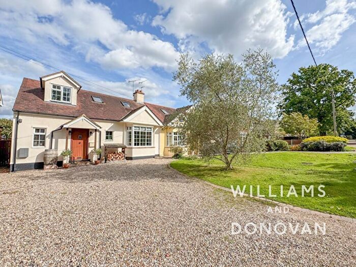 4 Bedroom Semi-Detached House For Sale In Folly Chase, Hockley, SS5