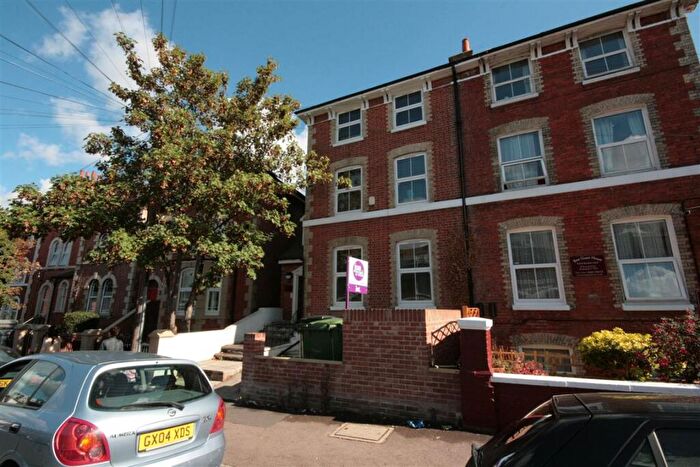 2 Bedroom Flat To Rent In Russell Street, Reading, RG1