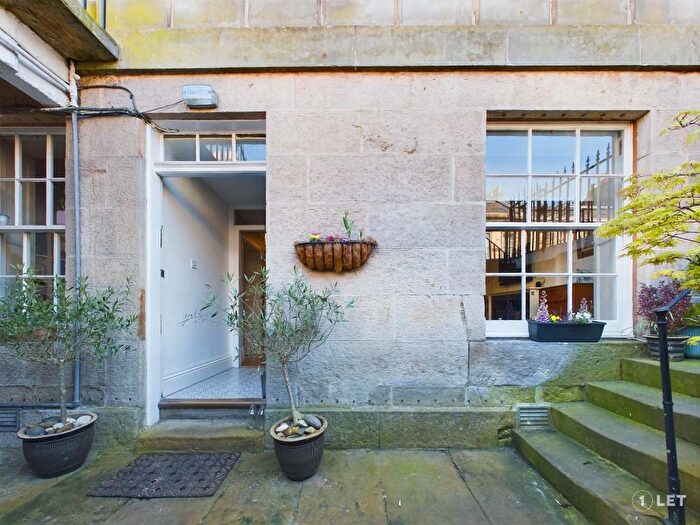3 Bedroom Flat To Rent In Broughton Place, New Town, Edinburgh, EH1