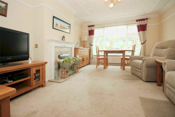 2 Bedroom Bungalow For Sale In Long Meadow Drive, Wickford, Essex, SS11