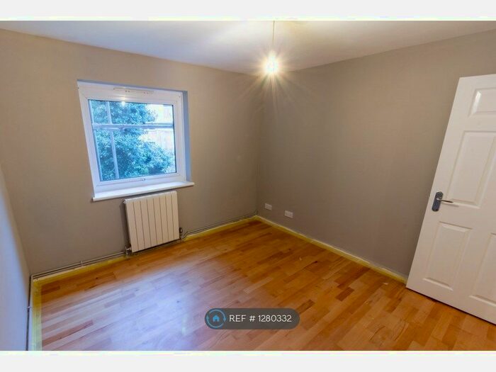 2 Bedroom Flat To Rent In Bourne Way, Bromley BR2