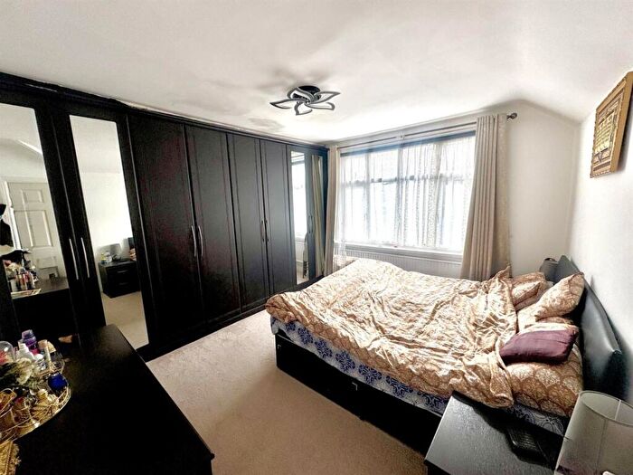 3 Bedroom Semi-Detached House For Sale In Marden Crescent, Croydon, CR0