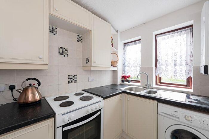 2 Bedroom Flat To Rent In Uplands Park Road, Enfield, EN2