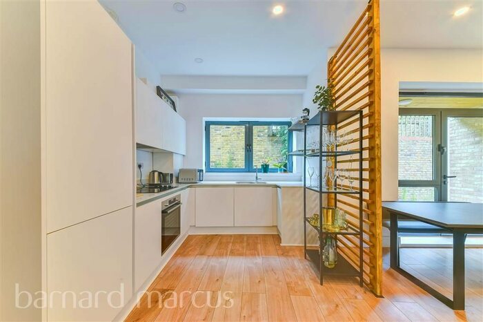 2 Bedroom Flat To Rent In Dalberg Road, London, SW2