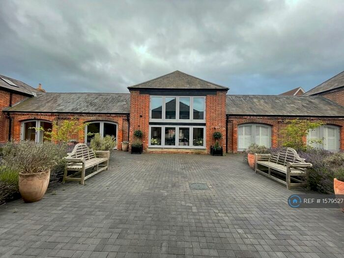 3 Bedroom Semi-Detached House To Rent In Seymour Mews, Horley, RH6