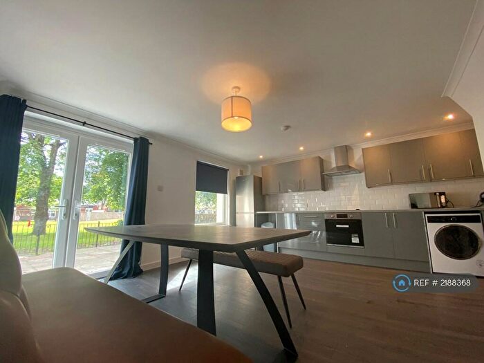 4 Bedroom Maisonette To Rent In Hmo Licenced Glenfinnan Drive, Glasgow, G20