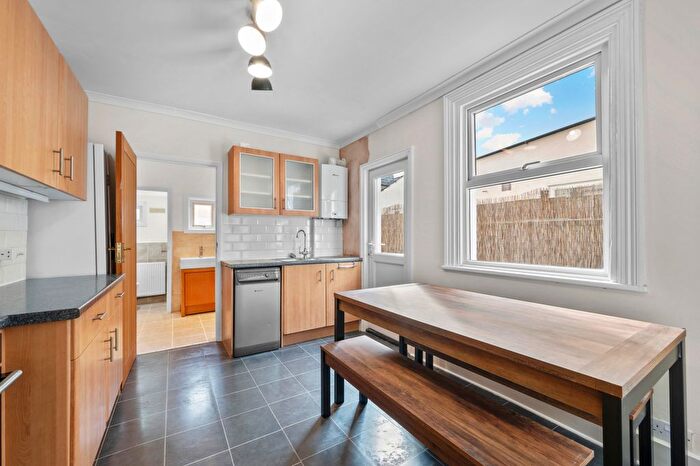 1 Bedroom Flat To Rent In Kingston Road, London, SW20