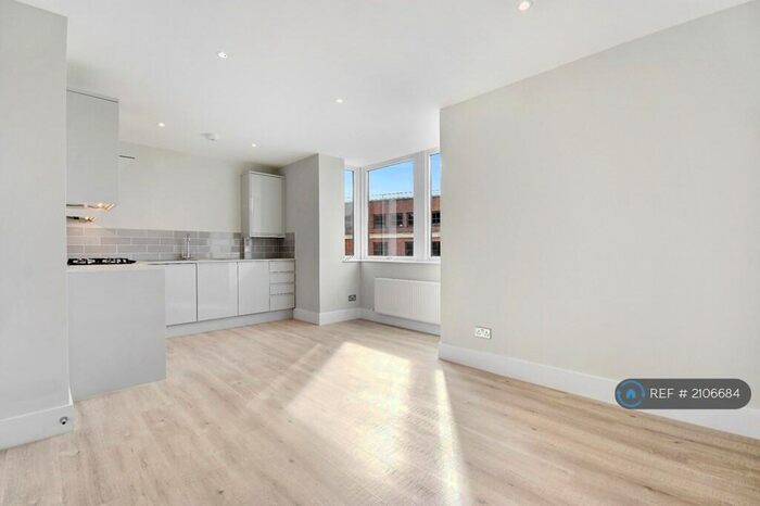 1 Bedroom Flat To Rent In Buckingham Place, High Wycombe, HP13