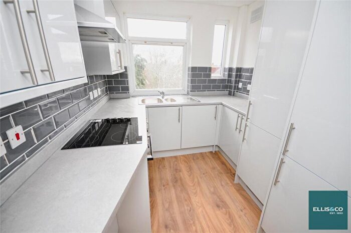 2 Bedroom Apartment To Rent In Ballards Lane, Finchley, London, N3