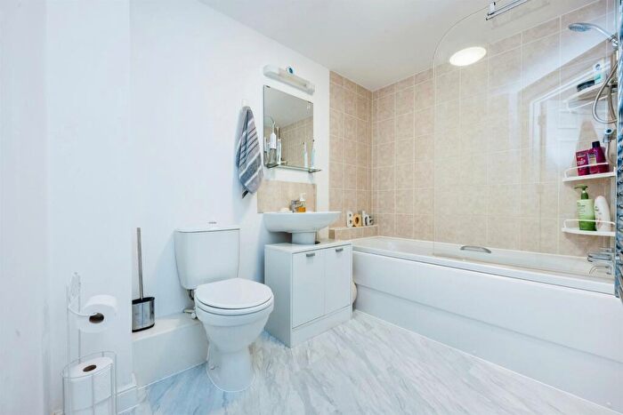 2 Bedroom Apartment For Sale In Traction Lane, Bedford, MK42