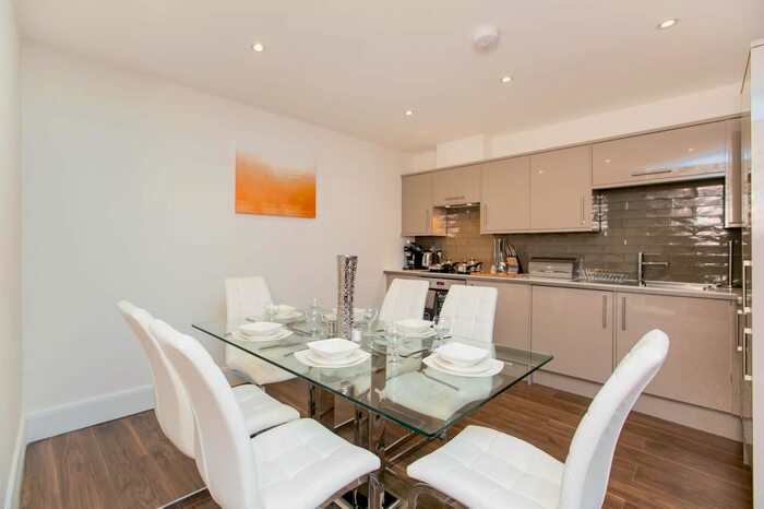 2 Bedroom Flat To Rent In High Street, Staines-Upon-Thames, TW18